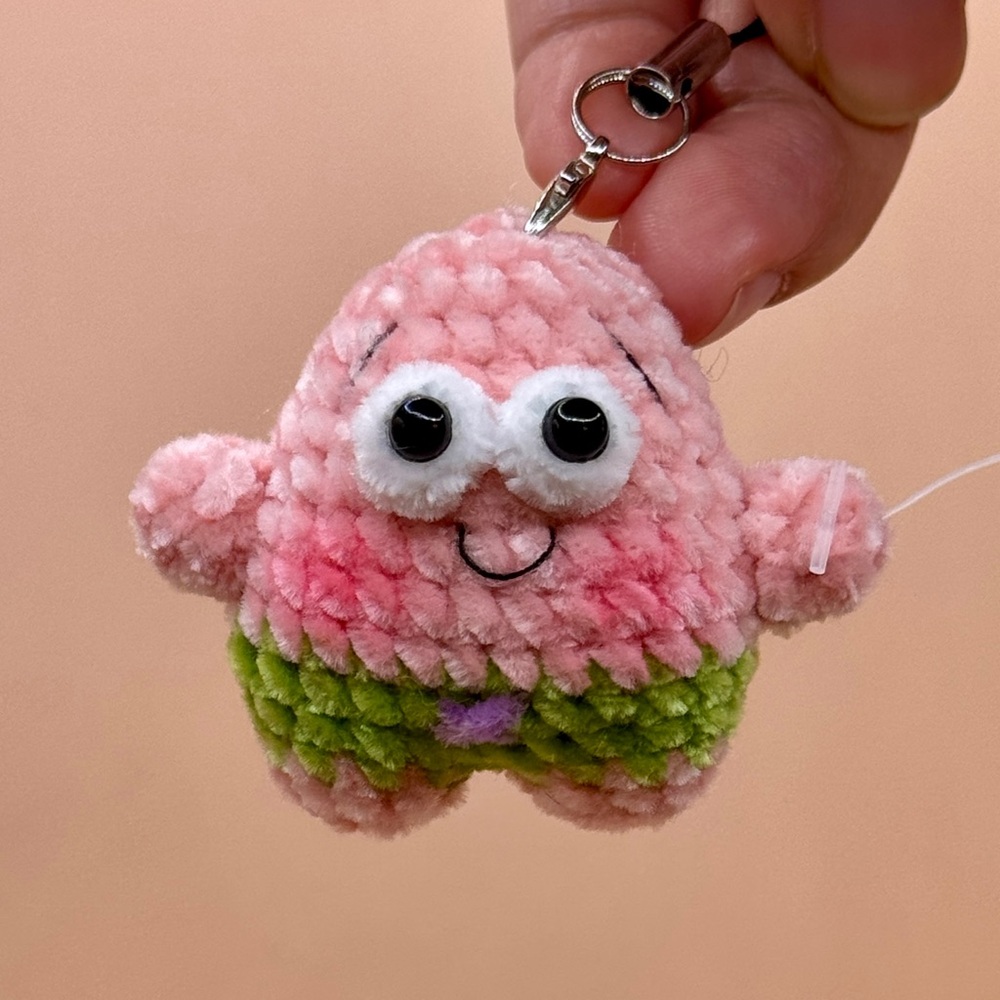 Patrick-Inspired Crochet Starfish Charm – Kawaii Cartoon Plush Keychain
